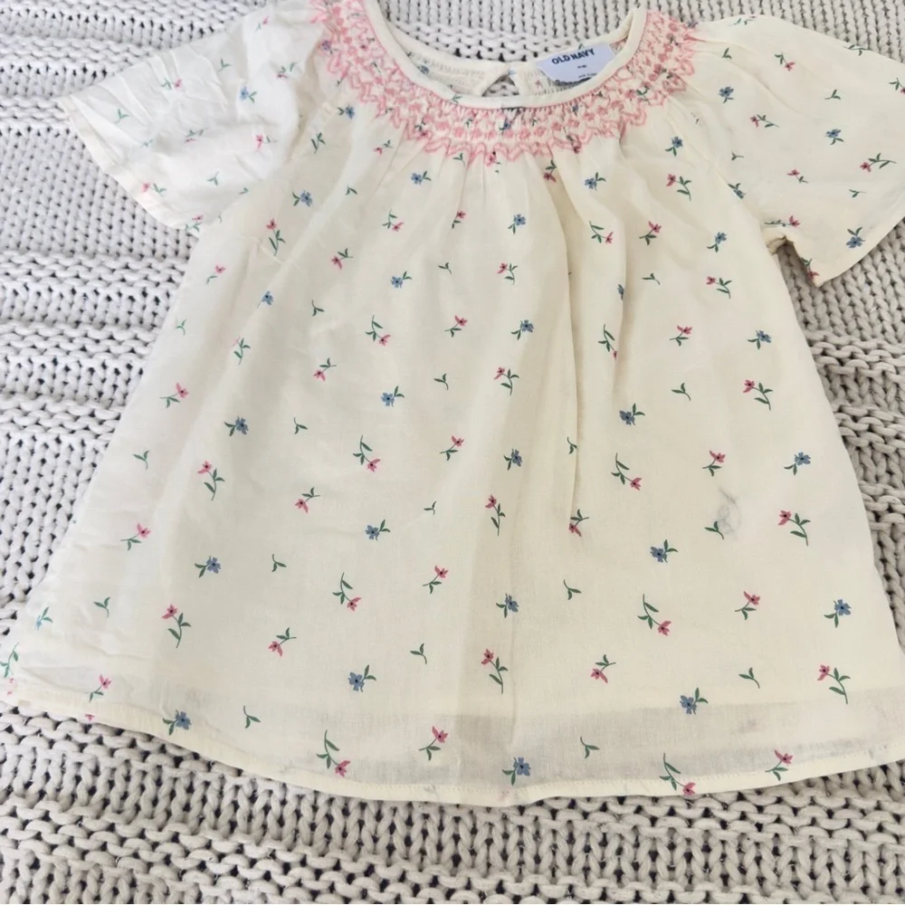 NWOT Old Navy Cream Kids Shirt with Pink and Blue Accents Size M (8)
